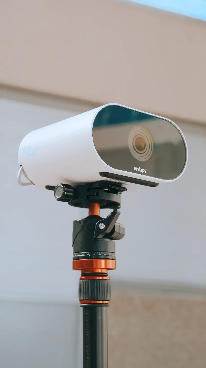 Caméra timelapse Tikee mini S du constructeur Enlaps, sur son mât