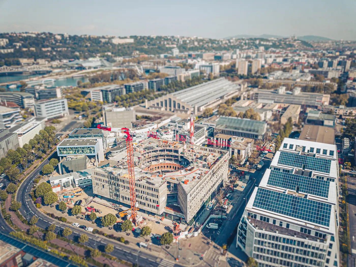 Chantier de bâtiment suivi par drone, vue aérienne