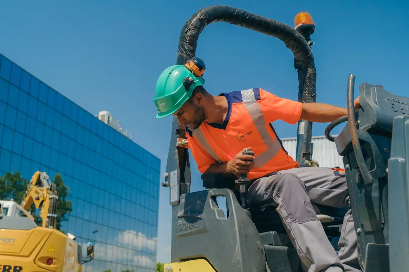 Matériel de chantier photographié au sol